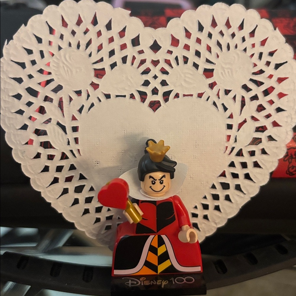 LEGO Disney 100 Queen of Hearts Minifigure | Alice in Wonderland